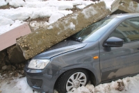 В Саратове рухнувшая подпорная стена раздавила восемь автомобилей