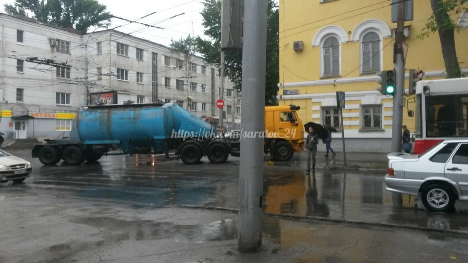В центре Саратова «Камаз» врезался в автобус. Есть пострадавшие