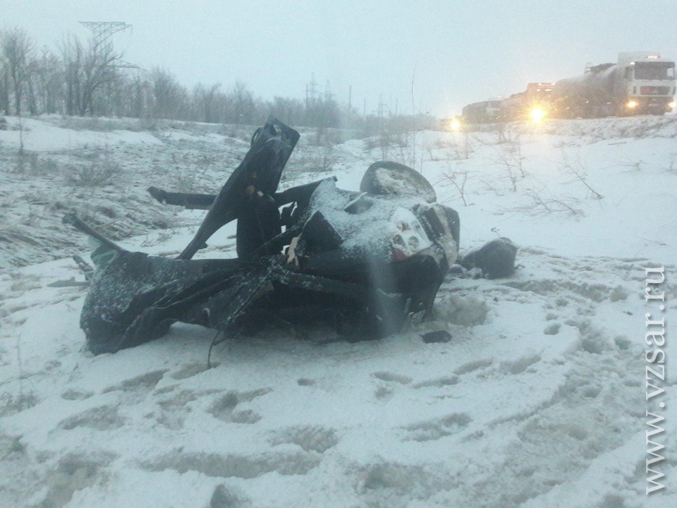 В аварии на трассе Пугачев - Балаково в разорванной Приоре погибло двое. Фото. Видео