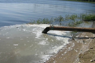 Прокуроры уличили ГУП в сбросе сточных вод в озеро