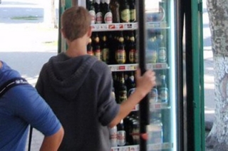 Предприниматель наказан на 100 тысяч рублей за продажу пива подростку