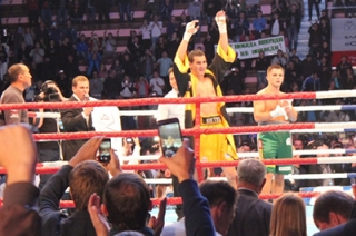 Артем Чеботарев выиграл бой за звание чемпиона мира