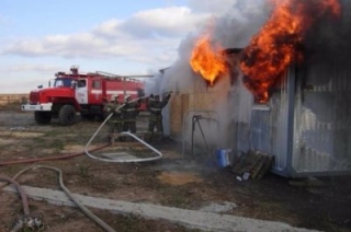 Пожарные потушили строительный вагончик в Энгельсе