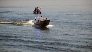 Спасатели эвакуировали взрослых и детей с неуправляемой моторной лодки