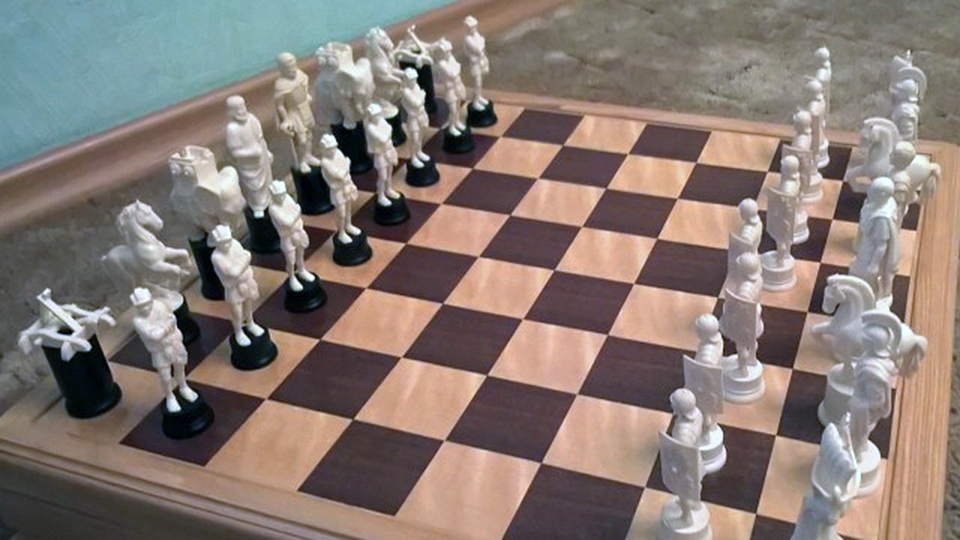 Жительница Саратова продает доисторические шахматы за миллион