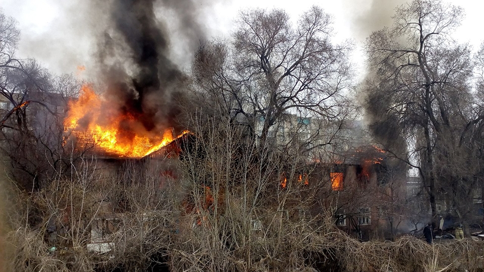 В Заводском районе продолжают гореть расселенные дома