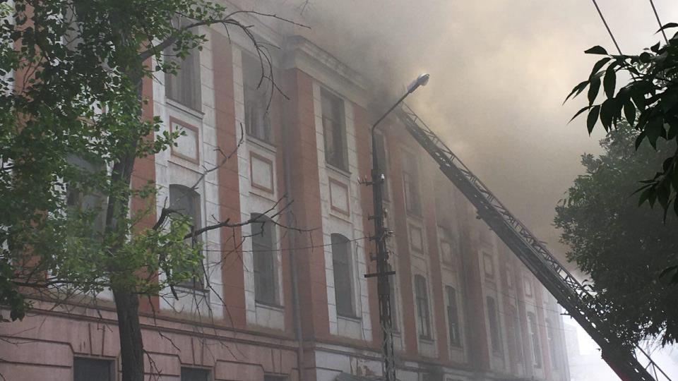 В Саратове горит общежитие издательства 