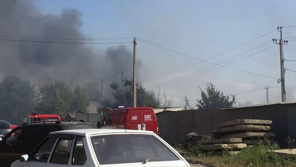В поселке Зоринский пожарные ликвидируют крупное возгорание