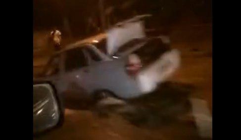 На улице Тархова машина попала в коммунальную яму