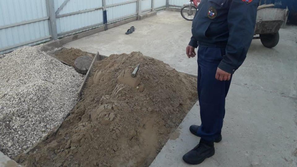 Во дворе частного дома в Марксе найден снаряд