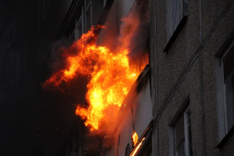 В Красном Текстильщике горит бывшее здание общежития
