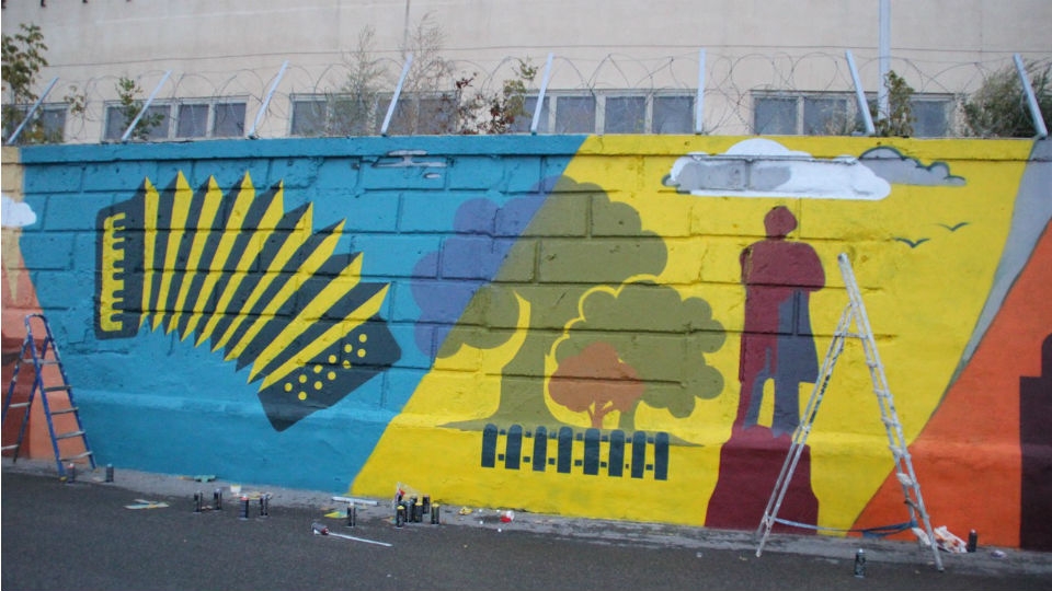 Художники со всей страны обновили граффити на стене СарГРЭС
