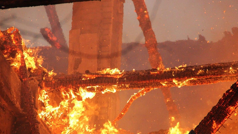 Пожар на энгельсском складе тушили девять бойцов МЧС