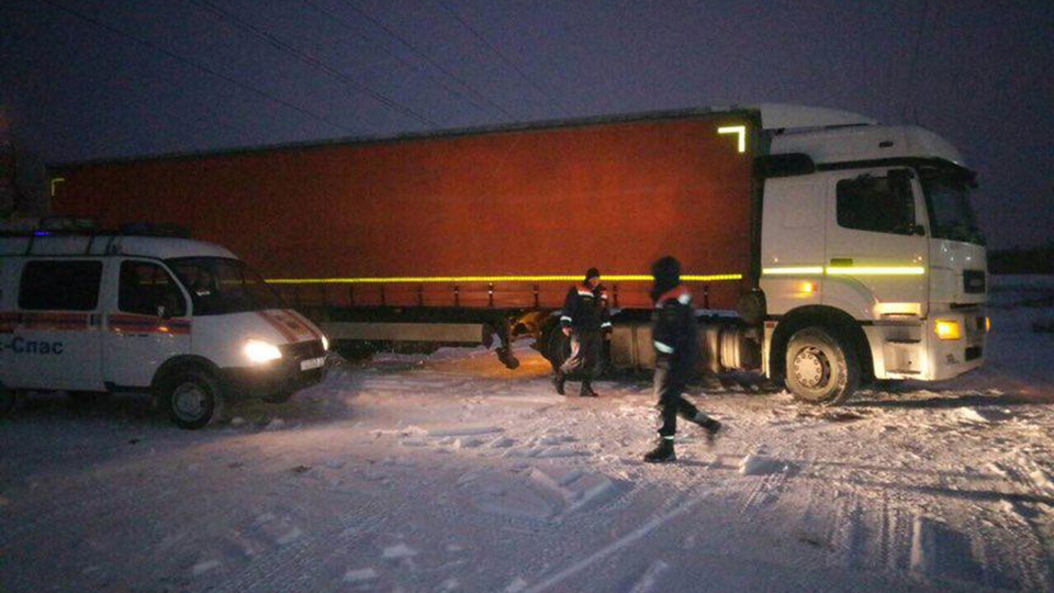 Энгельсские спасатели эвакуировали фуру с водителем из Татарстана