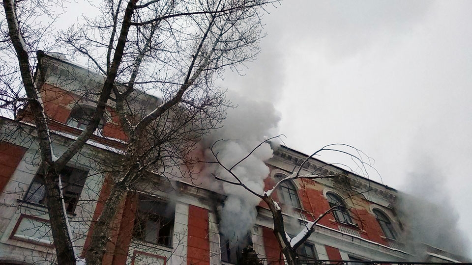 В центре Саратова горит бывшее общежитие издательства 