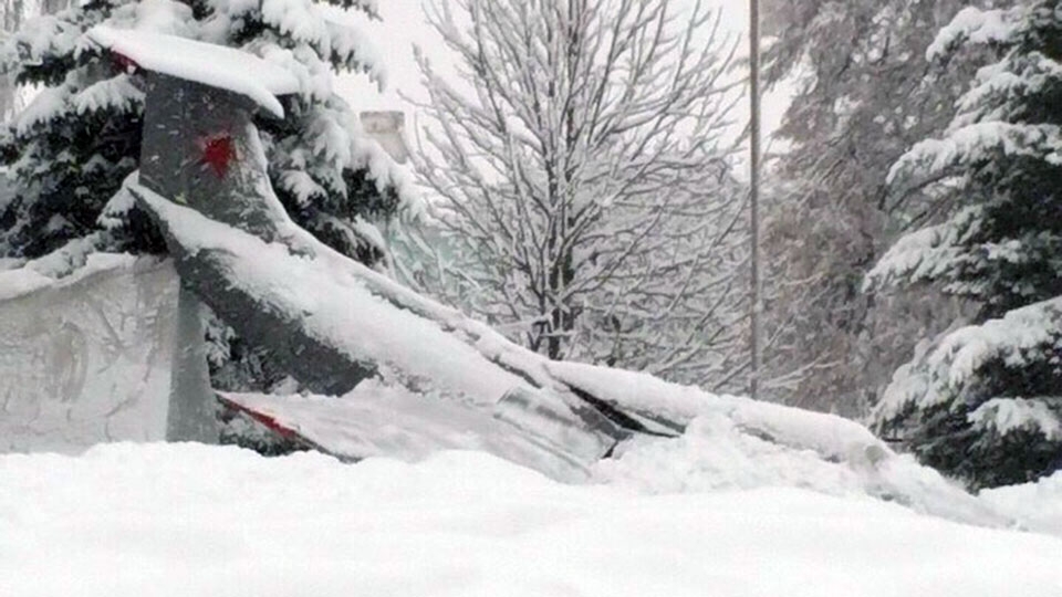 Под тяжестью снега в районном центре упал военный самолет