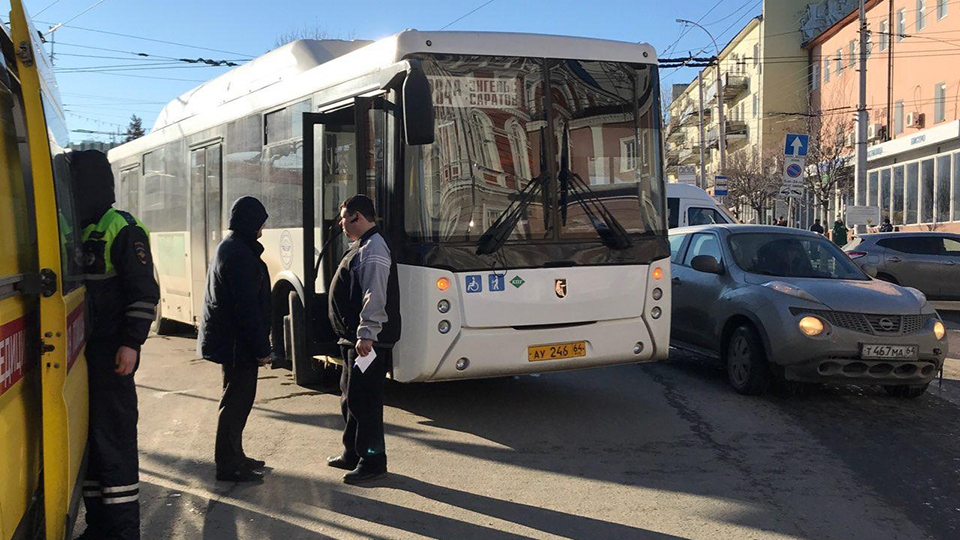 На Привокзальной площади автобус сбил 17-летнюю девушку