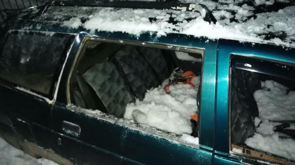 Рухнувший с крыши снег разбил очередной автомобиль в Саратове