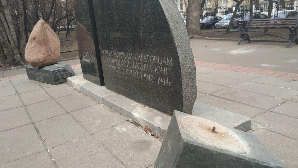 В Саратове пропала бескозырка с памятника Юнгам Северного флота