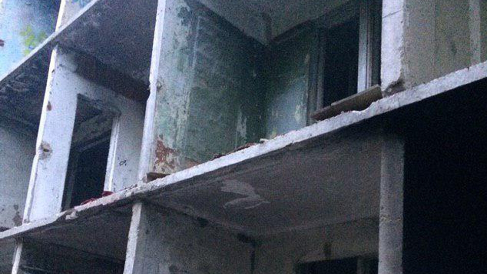 В Ленинском районе подросток сорвался с заброшенного здания
