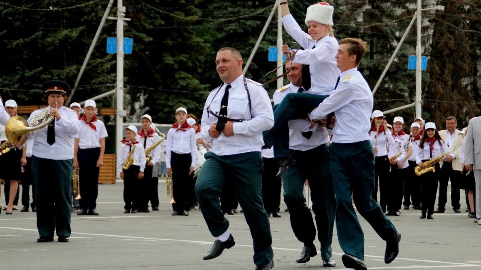 В центре Саратова прозвучал неофициальный гимн России