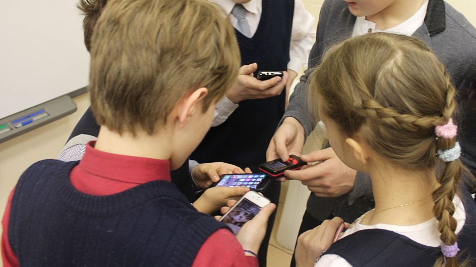 ВЦИОМ: Большинство россиян не поддерживает запрет гаджетов в школах