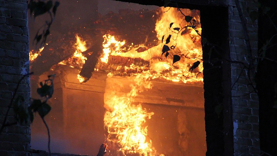 Смертельный пожар в Куриловке: ради сына 87-летняя мать пошла в горящий дом