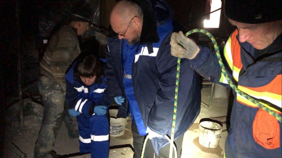 Спасатели вытащили жителя Саратова из ямы на Чернышевского