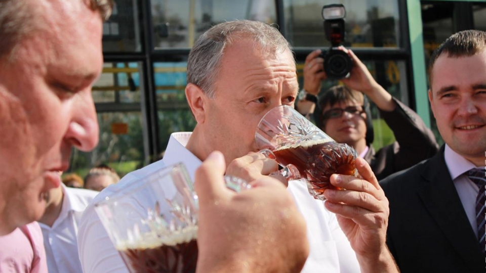 Валерий Радаев предложил запретить продажу разливного пива в многоэтажках