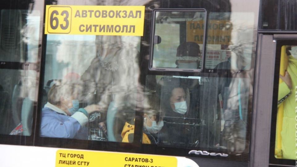 Пассажиры без масок затормозят трамваи и автобусы на конечных остановках