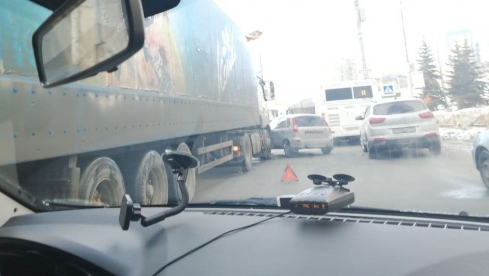 ДТП с фурой на кольце НИИ блокировало движение из Ленинского района