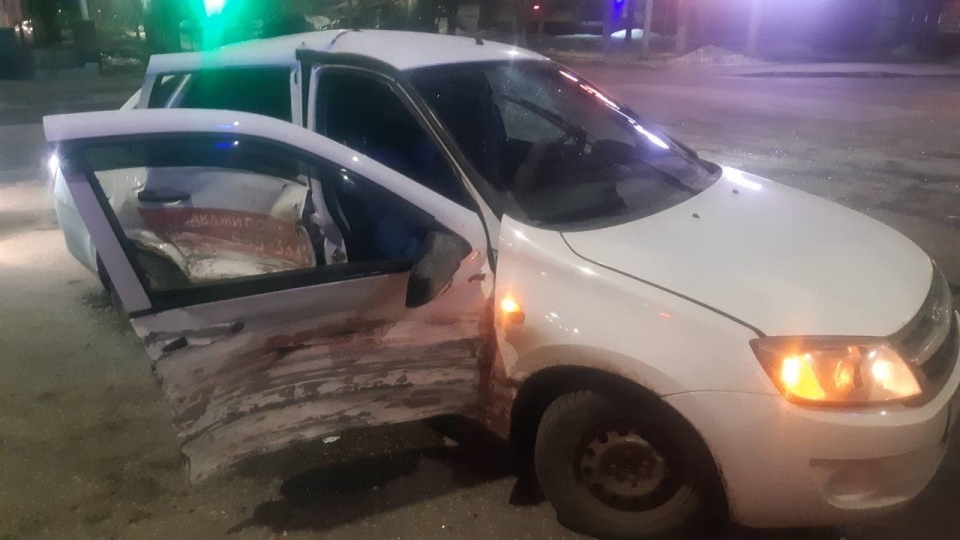 Рано утром в ДТП в центре Саратова пострадал таксист