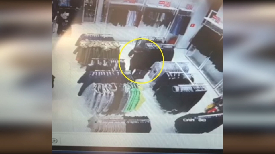 Момент кражи теплых вещей в магазине попал на видеокамеру