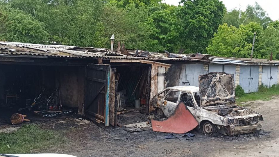 Вольские пожарные тушили "девятку" и три гаража
