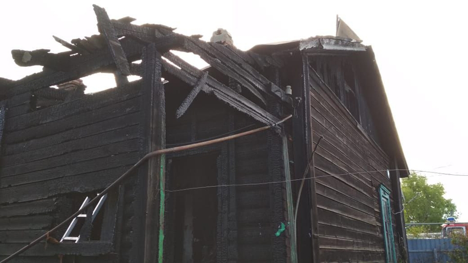 На рассвете жильцы трехквартирного дома эвакуировались из-за пожара