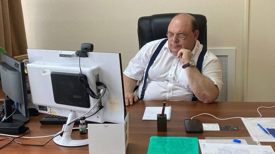 Олег Костин призвал саратовских врачей переходить от бумаги к компьютерам