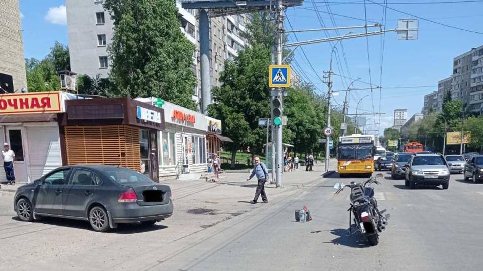 На Чернышевского в столкновении с "Фольксвагеном" пострадал мотоциклист