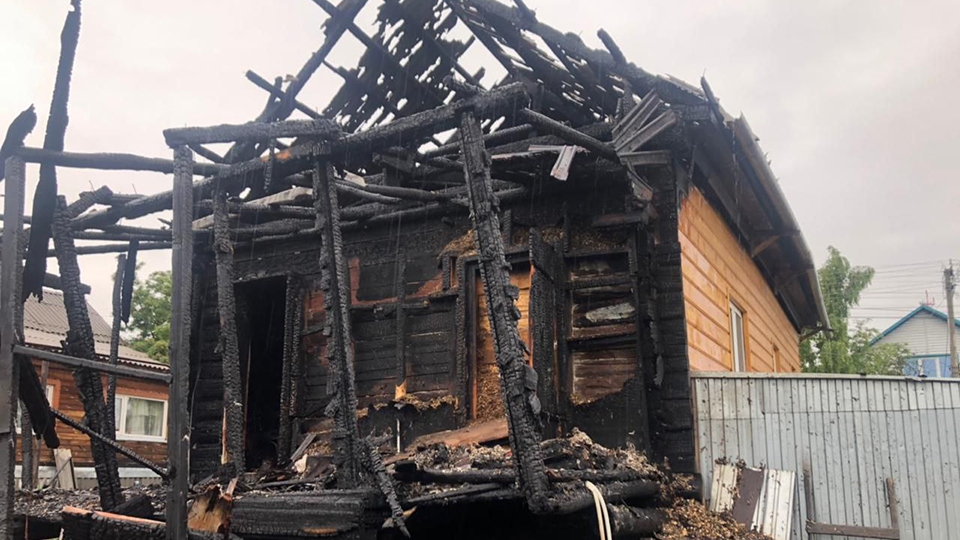 Утром горели дома в Петровске и Хвалынске. От огня спасся 87-летний мужчина