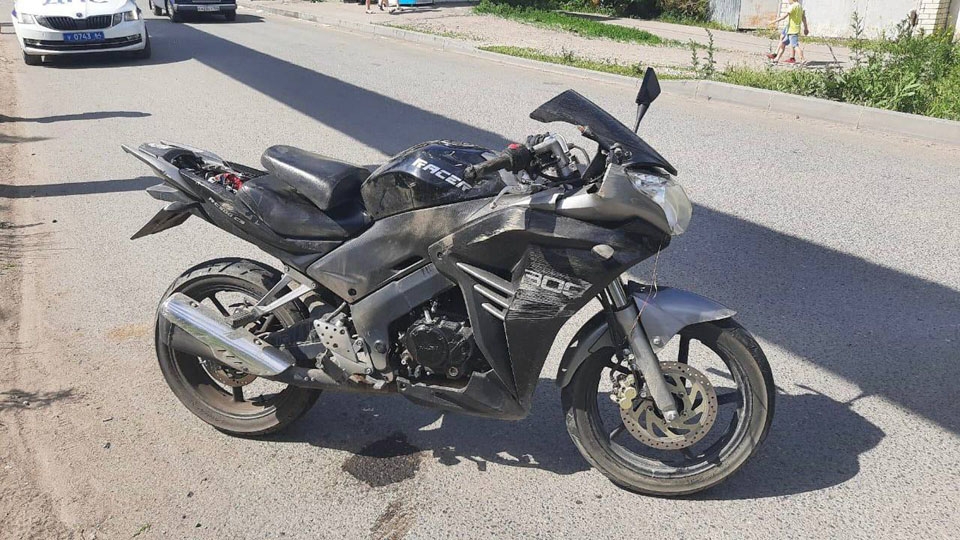 В Заводском районе мотоцикл неудачно ушел от столкновения с "семеркой"