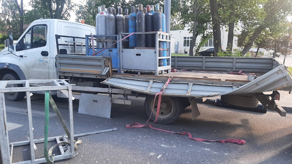 На перекрестке в Ленинском районе грузовик потерял газовые баллоны
