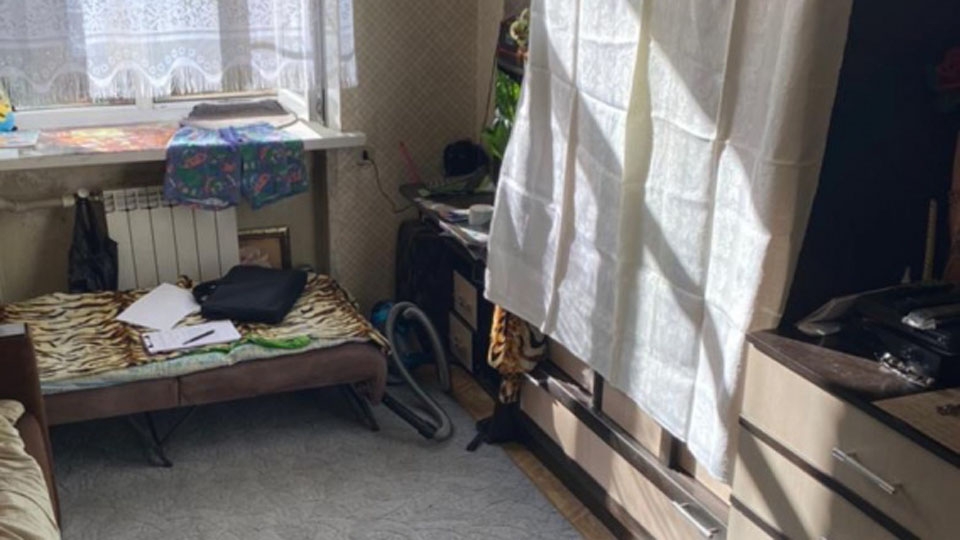 В коммуналке на Астраханской мать нашла тело 17-летнего сына