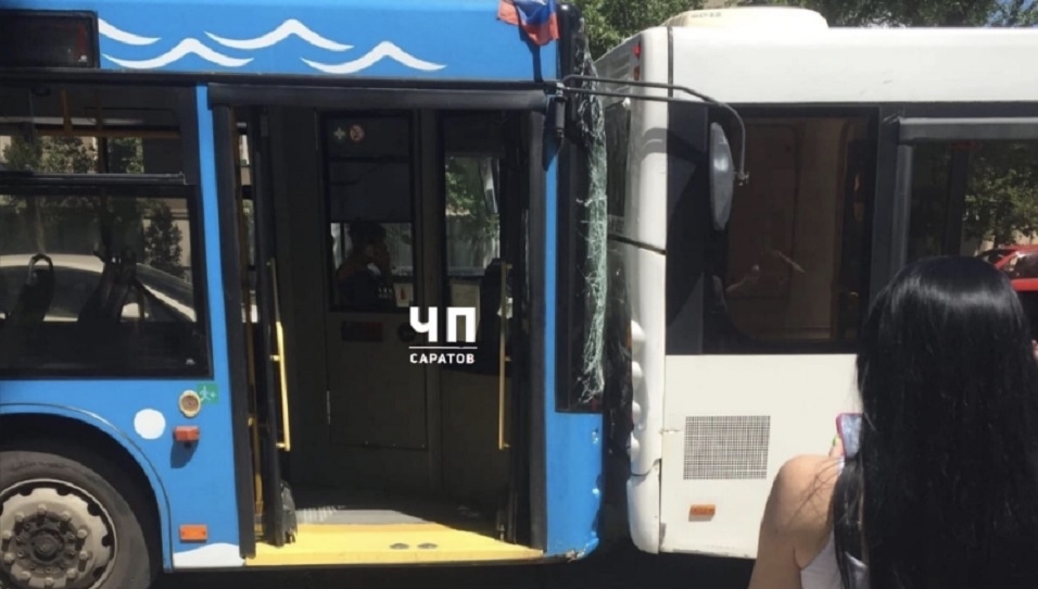 На проспекте 50 лет Октября столкнулись троллейбус и автобус. Два человека в больнице