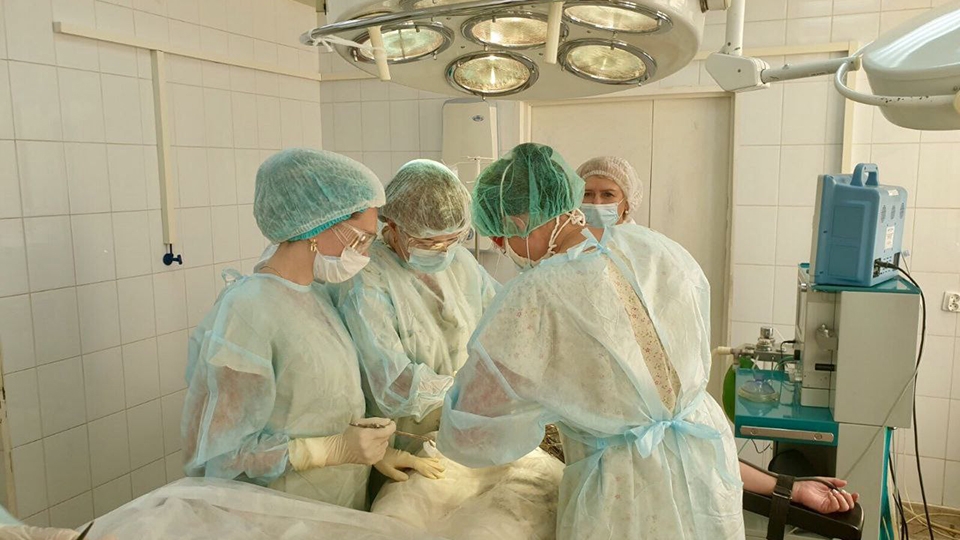 В Энгельсе хирурги удалили пациентке опухоль весом более 3 кг