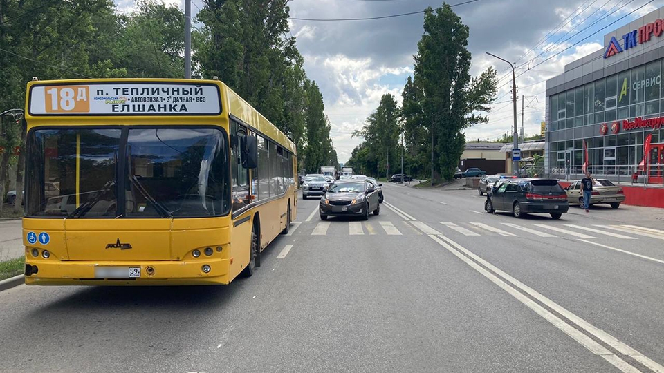 В Ленинском районе случайный пешеход попал под колеса "Киа" и автобуса
