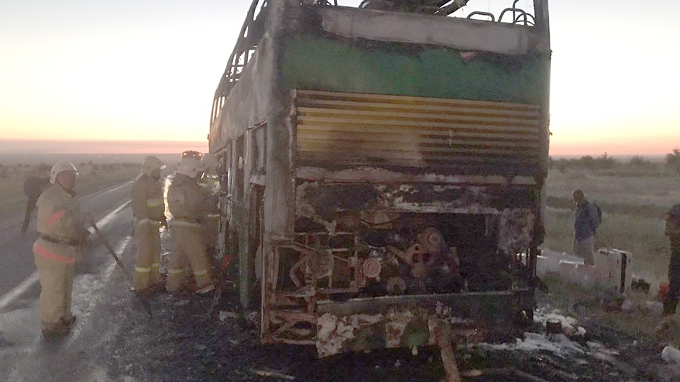 На трассе сгорел ехавший из Дагестана в Саратов пассажирский автобус