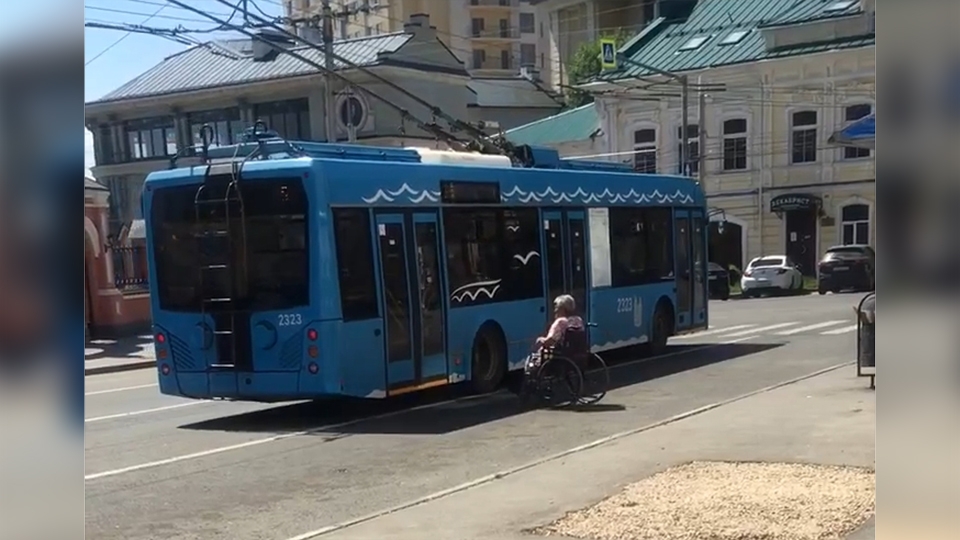 В Саратове водители троллейбусов отказывались помочь инвалиду попасть в салон