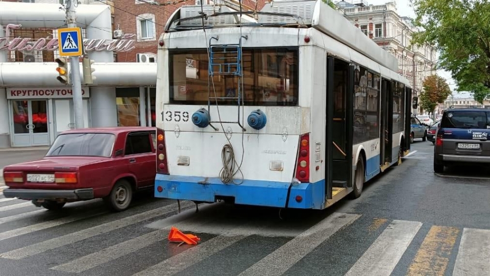 В троллейбусе Саратов–Энгельс травмировалась пожилая пассажирка