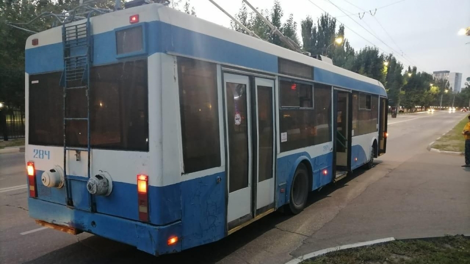 После резкого торможения пассажир троллейбуса попал в больницу