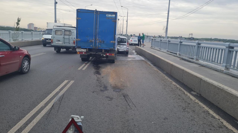 В массовом ДТП на мосту "Саратов-Энгельс" пострадала женщина
