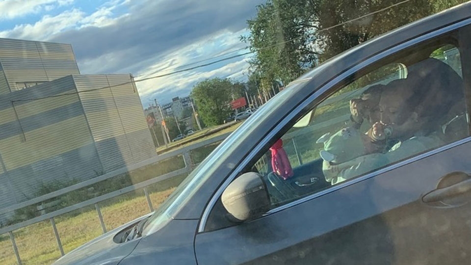 Очевидцы: женщина управляла машиной с младенцем на руках